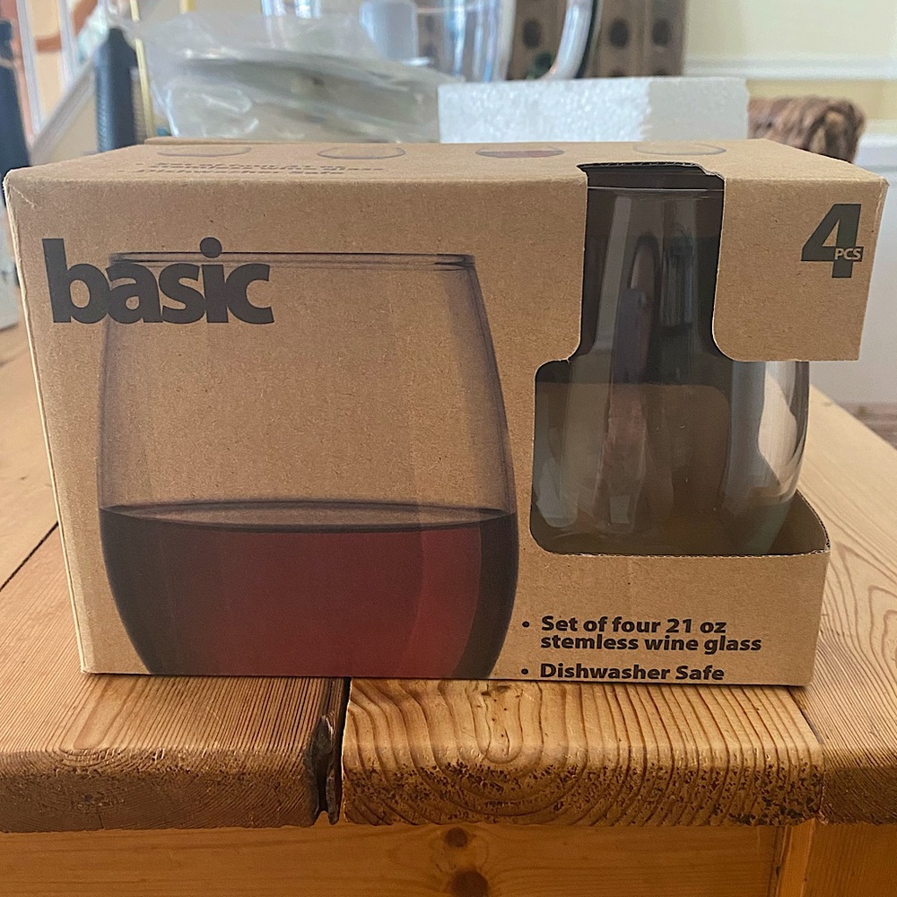 NWOT Home Essentials Basic 4-pc. Wine Glass Set